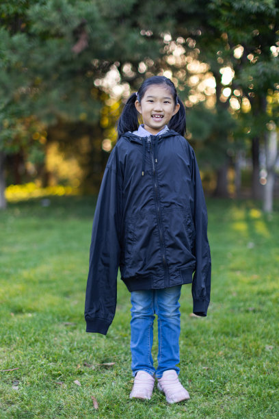 小女孩穿着爸爸的衣服图片下载