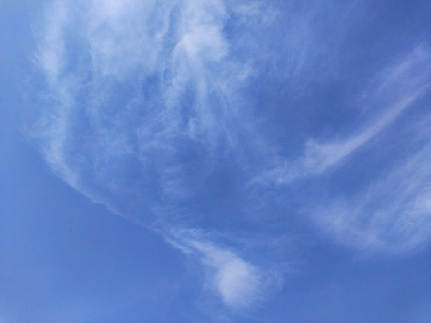 温和的卷云漂浮在地球表面图片下载