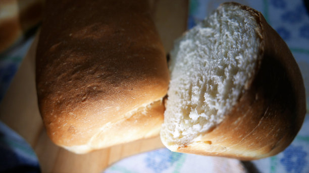 自制面包。早餐准备好了。面包片。一片面包。特写镜头图片下载