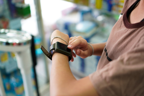 图为一个小男孩使用智能手表测量脉搏和睡眠。图片下载