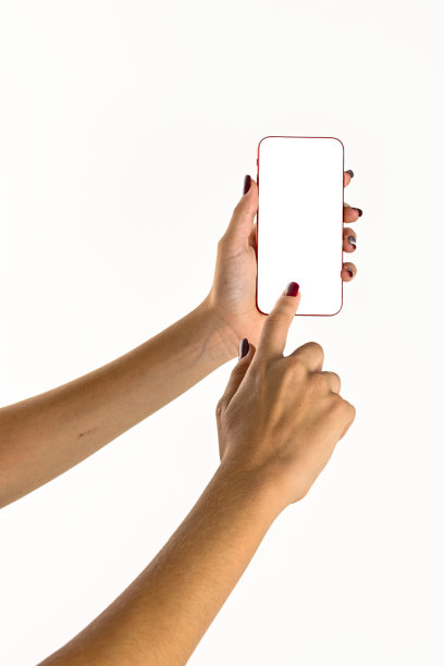 一个年轻女子手里拿着手机，白色背景。图片下载