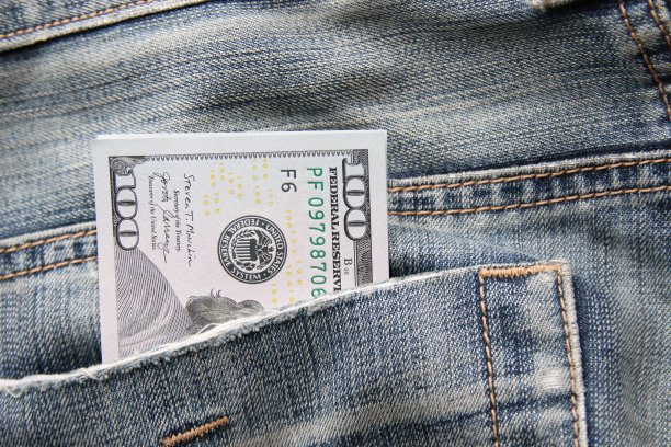 在牛仔裤后口袋里的美钞。图片下载