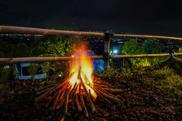 露营地上的篝火和火花，背景是城市的灯光图片下载