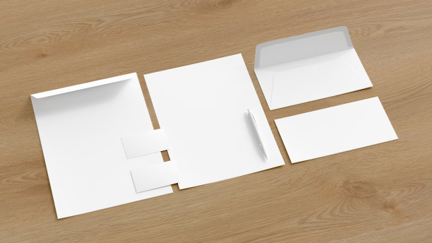 空白企业文具集模型与信封，名片，纸和笔在木制背景。品牌模拟。侧视图图片下载