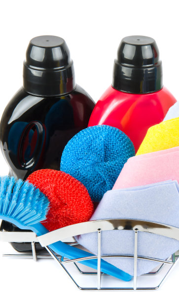 一套家用化学物品，刷子和抹布清洁隔离在白色。垂直的照片。图片下载