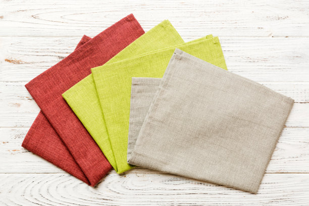 俯视图与灰色厨房餐巾隔离在桌子背景。折叠布的模型与复制空间，平铺。最小的风格图片下载