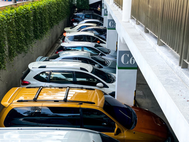 汽车停在地下室里。图片下载