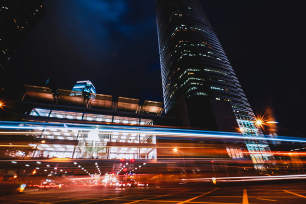 摩天大楼在晚上发光图片下载