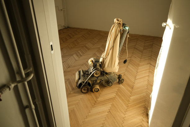 用砂光机打磨的旧橡木拼花。新住宅概念图。图片下载