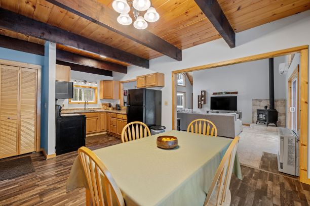 新英格兰北部一间翻新小屋的内部，配有现代乡村设施图片下载