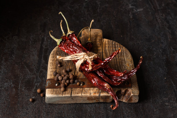 干辣椒放在木板上，深色照片图片下载