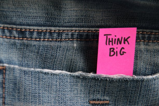 想想在蓝色牛仔裤口袋里的标签上铭文的励志名言。图片下载