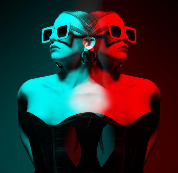 女性肖像与经典发型，大复古太阳镜和紧身胸衣在RGB颜色分裂效果风格图片下载