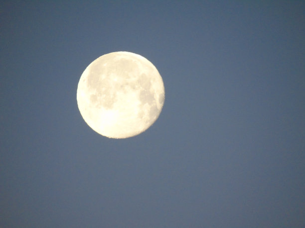 车站上的月光和日出图片下载