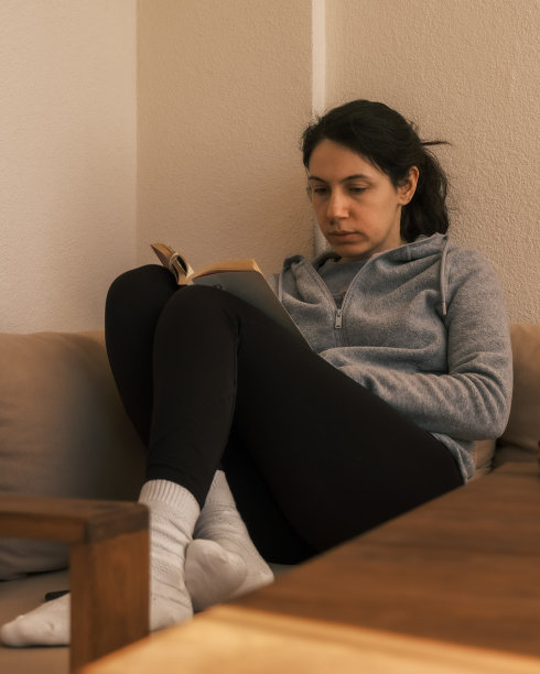 冬日阳光下的阅读时光图片下载