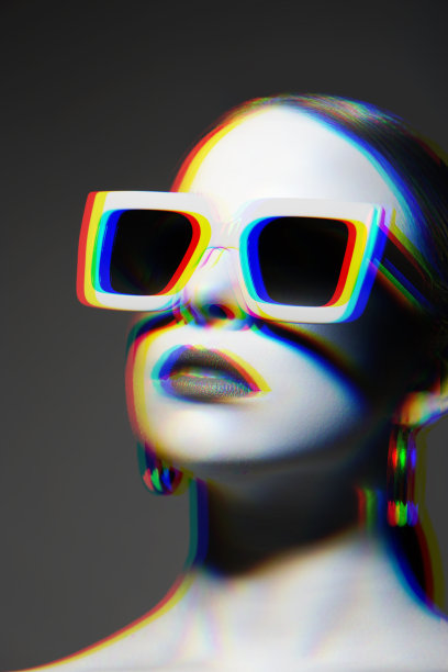 女性肖像与经典发型，大复古太阳镜和耳环在RGB颜色分裂效果风格图片下载