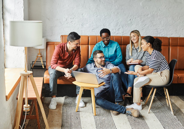 青年商人会议办公室团队合作小组笔记本电脑演示研讨会女商人创业创意培训商人领袖学生教育教学教练头脑风暴计算机技术图片下载