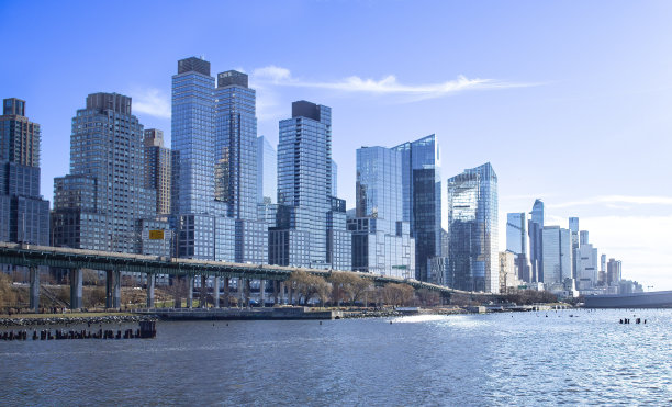 纽约市，曼哈顿大厦和哈德逊河图片下载