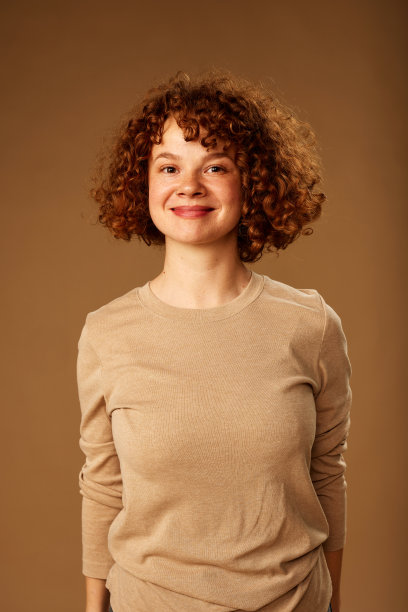 一个可爱的姜黄色女孩卷发的肖像。图片下载