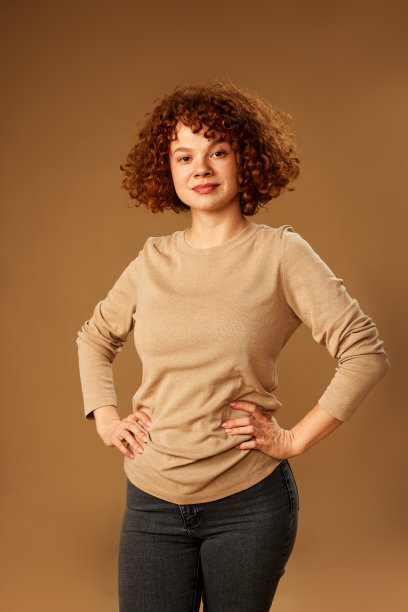 一个可爱的姜黄色女孩卷发的肖像。图片下载