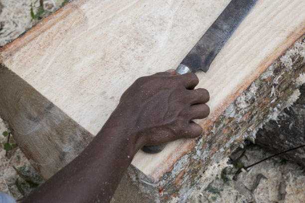用卷尺测量木材的人-库存照片图片下载