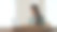 微笑的亚洲年轻女子工作在笔记本电脑在家里办公室。年轻的亚洲学生使用电脑远程学习，虚拟培训，在线学习，在家观看在线教育网络研讨会图片下载
