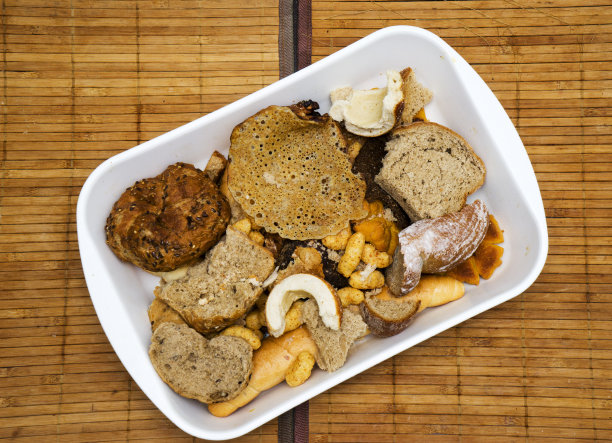 一堆不新鲜的面包片和其他不新鲜的烘焙食品。扔面包，买太多不必要的面包。或者给一个贫穷的家庭提供一堆硬面包。文本复制空间。特写镜头图片下载