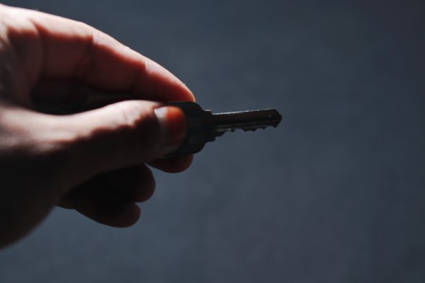 黑色背景上的银色门锁图片下载