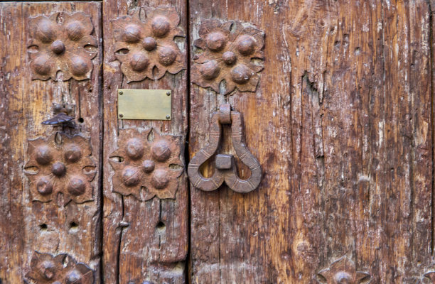 神圣的遗产:修道院门上古老的门环。图片下载