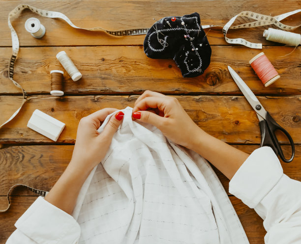 女裁缝在车间制作衣服图片下载