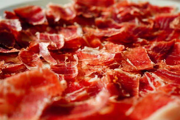 Close up of sliced Spanish jamón ibèrico图片下载