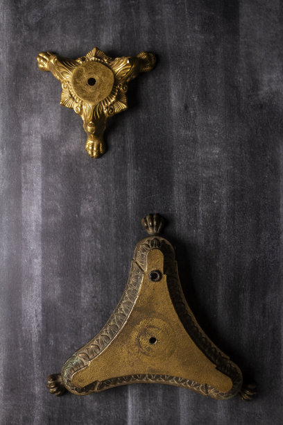 两个古色古香的华丽铸黄铜灯座图片下载