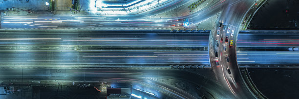 高速公路俯视图，道路交通的重要基础设施，无人机鸟瞰图，环形飞行，交通运输，公共交通或通勤城市生活的经济和能源概念，交通，快速方式图片下载