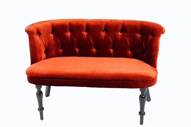 时尚的红色沙发与木制黑色腿在复古风格孤立的白色背景。真实的照片图片下载
