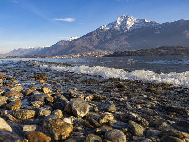 日落时分的科莫湖海岸线图片下载