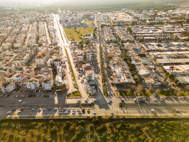 鸟瞰城市交通。图片下载