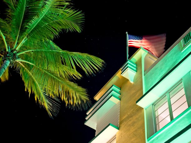 霓虹灯照明，柔和的色彩艺术装饰结构在晚上迈阿密海滩佛罗里达州图片下载