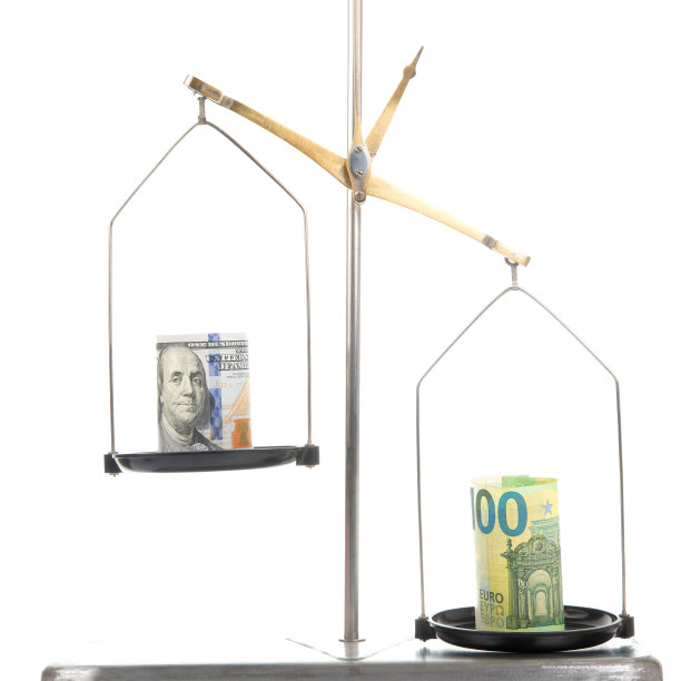 旧的平底锅鳞片。货币汇率差异的概念。财政平衡图片下载