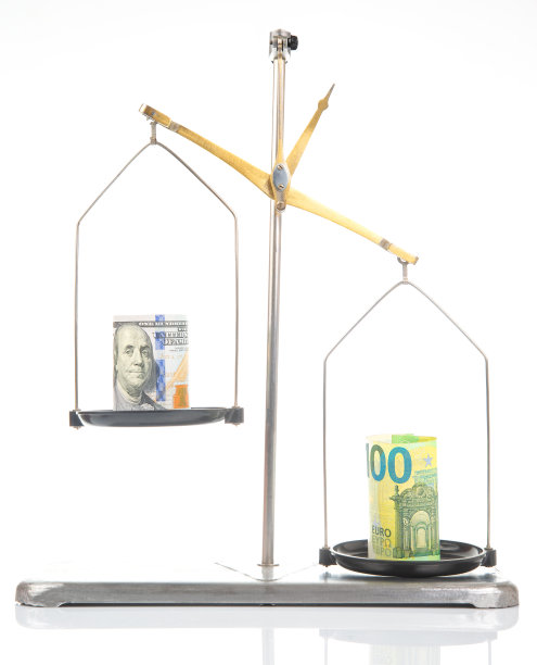 旧的平底锅鳞片。货币汇率差异的概念。财政平衡图片下载