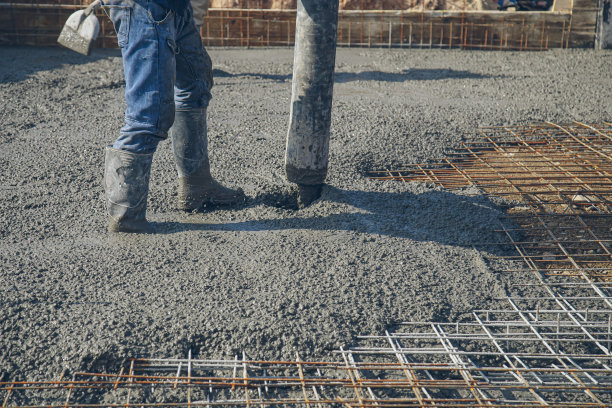 用混凝土泵将混凝土浇筑在预设的钢筋网内图片下载