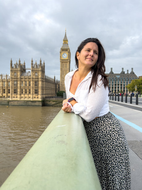 南美年轻女子在伦敦钟塔附近图片下载
