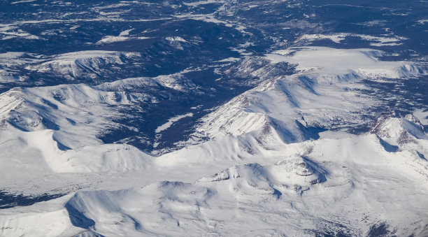 冬季从飞机上俯瞰犹他州的乌因塔山脉。视野在北面。图片下载