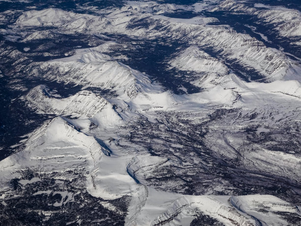 冬季从飞机上俯瞰犹他州尤因塔山脉的西端。视野在北面。图片下载