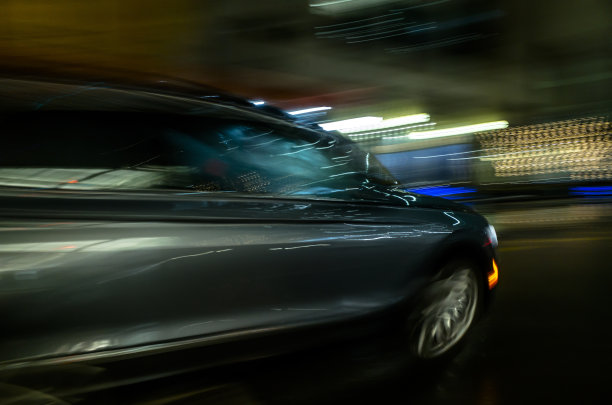 长长的名车，在多伦多的夜间流通图片下载