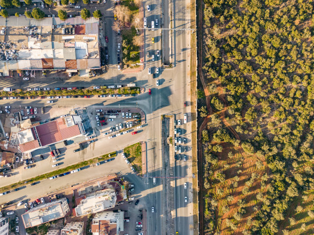鸟瞰城市交通。图片下载