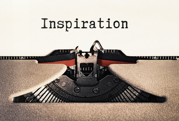 打字机把“灵感”这个词打在一张纸上图片下载
