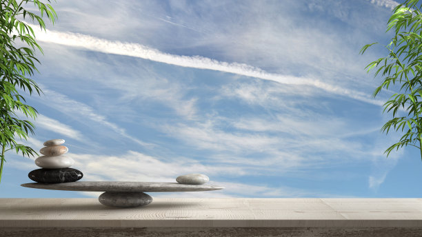 木制复古桌或架子与石头平衡，蓝色小丑天空，风水，禅意建筑室内设计图片下载