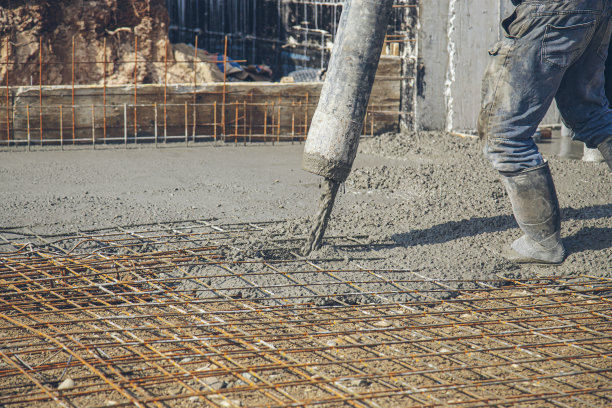 用混凝土泵将混凝土浇筑在预设的钢筋网内图片下载