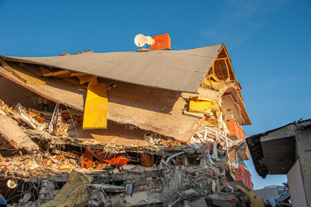 地震中四五层公寓楼的倒塌图片下载