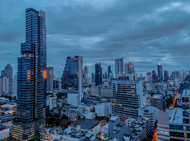 曼谷城市与摩天大楼的夜间全景鸟瞰图图片下载